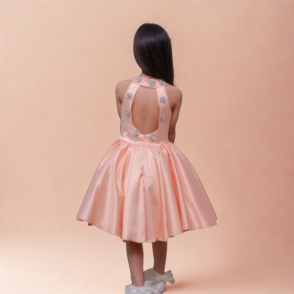 فستان أطفال خوخي سادة تفته مع دانتيل مطرز